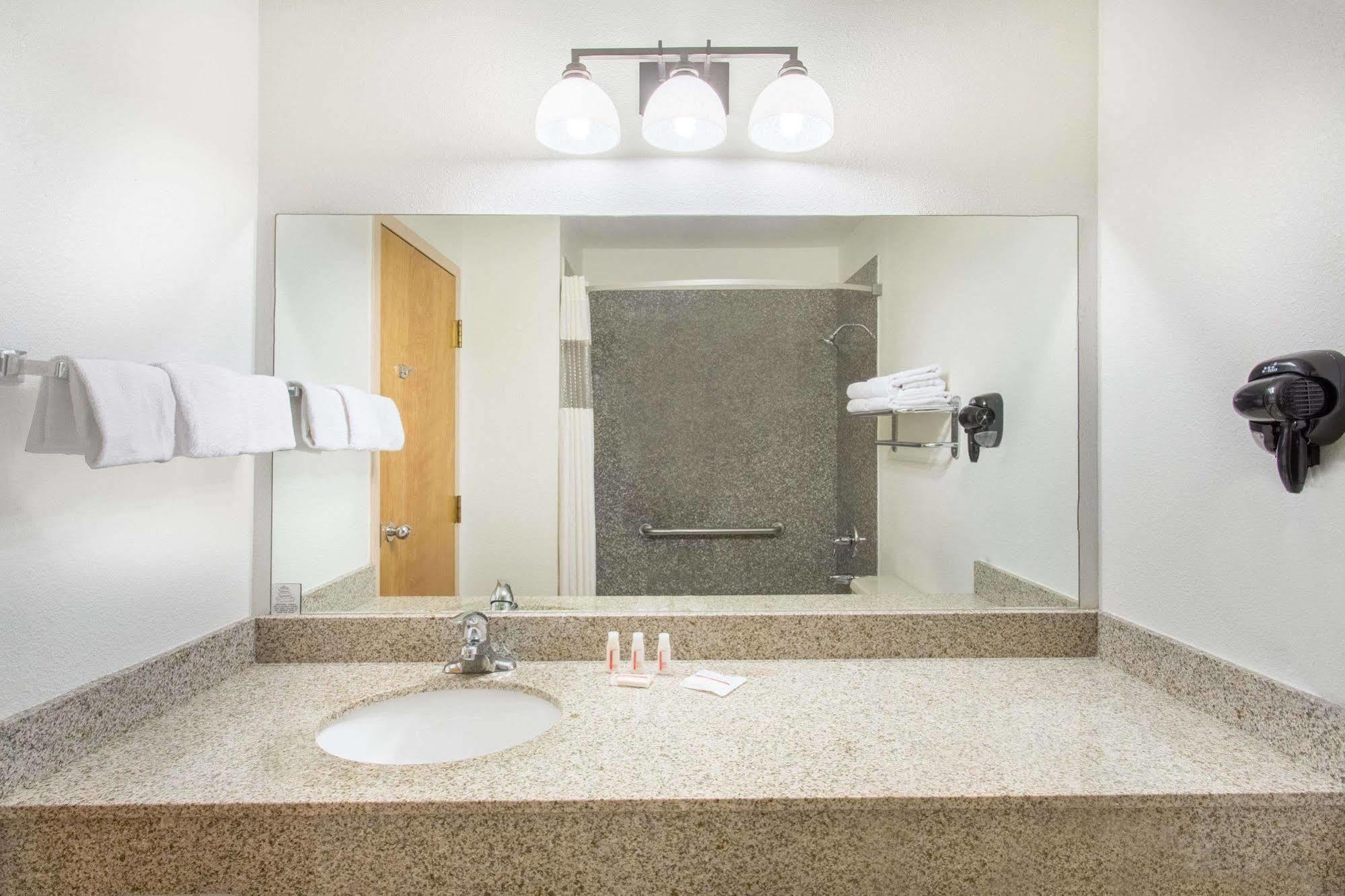 Ramada By Wyndham St George 3*